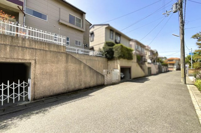 【前面道路含む現地写真】 | 亀岡市南つつじヶ丘大葉台一丁目　中古戸建 | 【前道】前道幅員6ｍある閑静な住宅街です。間口が広くて開放的なお家です。