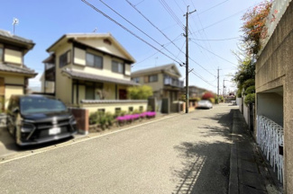 【前面道路含む現地写真】 | 【前道】前道幅員6ｍある閑静な住宅街です。間口が広くて開放的なお家です。