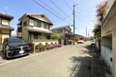 【前面道路含む現地写真】 | 亀岡市南つつじヶ丘大葉台一丁目　中古戸建 | 【前道】前道幅員6ｍある閑静な住宅街です。間口が広くて開放的なお家です。