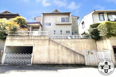 【外観】 | 亀岡市南つつじヶ丘大葉台一丁目　中古戸建 | 土地46.64坪と広い敷地《ひな壇》になっているので、外からの視線も気にせずにゆったり暮らして頂けます。