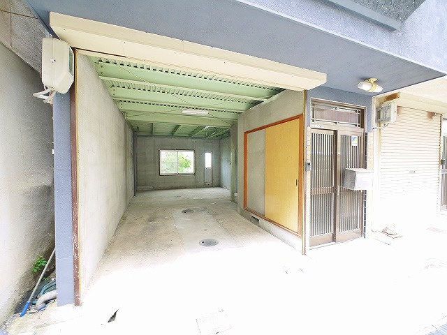 南紀寺町4丁目貸戸建の駐車場|駐車場に車を止められます