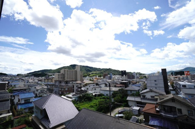 【展望】 | 【ペット可】戸坂第2CO-OPマンション | 【四季を感じる】
四季の移ろい・爽やかな青空や風を感じられ
自然を愉しめるパノラマビュー。
毎日の暮らしに余裕を感じさせてくれる、
遮る物の無い開放的な眺望を是非、ご堪能ください。