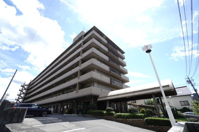 【外観】 | 【ペット可】戸坂第2CO-OPマンション | 【耐震性】
耐震性の高さを判断するポイントは、
建築確認申請日が1981年6月1日以降の
新耐震基準に適合しているかどうか。
震度６程度の大地震でも
建物が崩壊しないレベルが基準になりました。