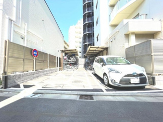 【駐車場】 | 【 others 】
建物横にある敷地内駐車場です。