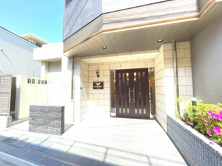 【エントランス】 | 【 Entrance 】
居住者の帰りを最初に待っていてくれるエントランス。その壮大な佇まいとは裏腹に、入ると静寂な空間が続いています。プライベートがしっかりと守られている証です。