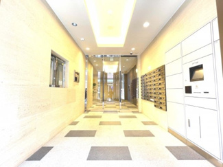 【エントランス】 | 【 Entrance 】
高級感のあるエントランス。居住者の帰りを待っているとともに、安全も守ってくれています。賑わいのある街も素敵ですが、プライベートを確保することも大事です。