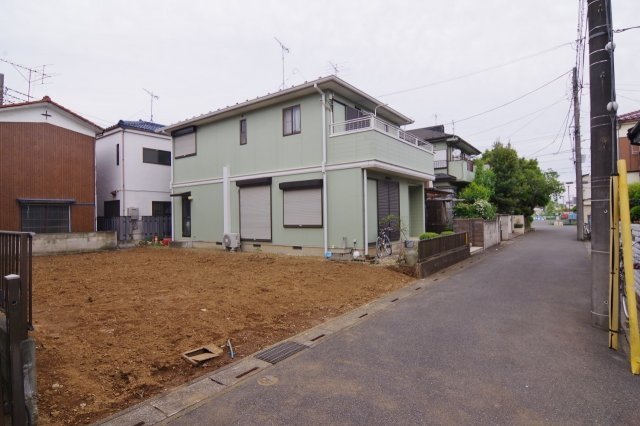 越谷市平方　新築戸建ての前面道路含む現地写真