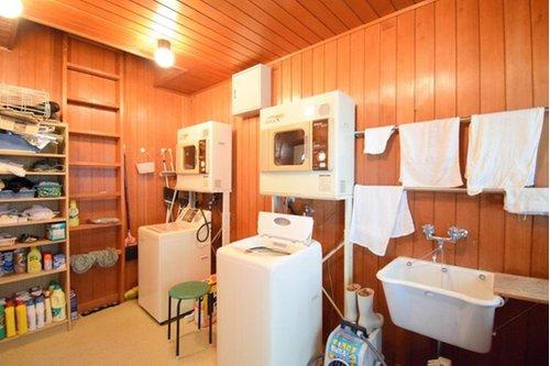 【洗面所】 | 東急天城高原別荘地　戸建 | 洗濯機置き場もゆったりととられています