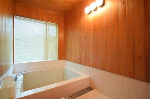 【浴室】 | 東急天城高原別荘地　戸建 | 浴室も2か所あり、温泉を利用することも可能です