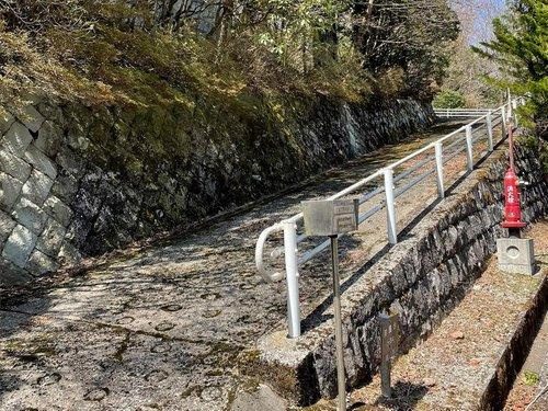 【駐車場】 | 東急天城高原別荘地　戸建 | 駐車場はスロープになっていて、複数台の駐車が可能です