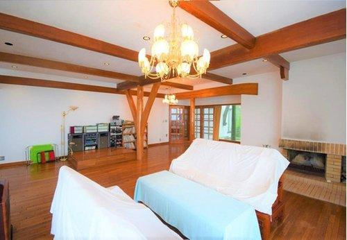 【居間・リビング】 | 東急天城高原別荘地　戸建 | 広々としたリビングは、開口部も多く明るい雰囲気があります