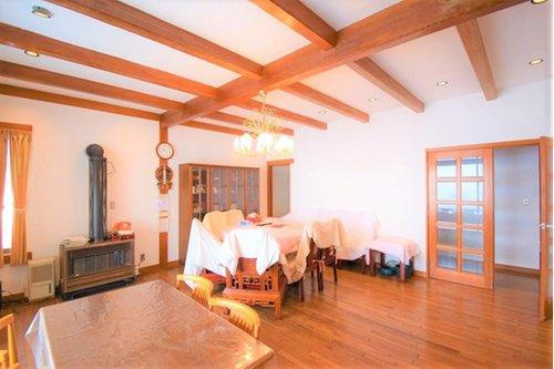 【居間・リビング】 | 東急天城高原別荘地　戸建 | リビングには薪ストーブが２か所御座います