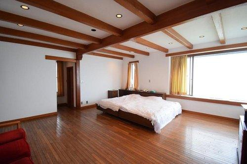 【洋室】 | 東急天城高原別荘地　戸建 | 寝室です。奥には、洗面トイレと納戸が御座います