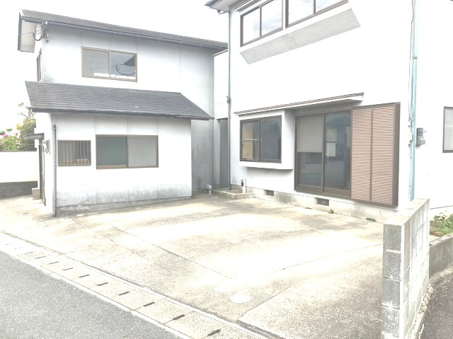 粕屋町内橋東１丁目戸建の駐車場|駐車場は現況で並列3台駐車可！離れを解体すれば駐車場スペースを拡張することも可能です。担当までお気軽にご相談ください。