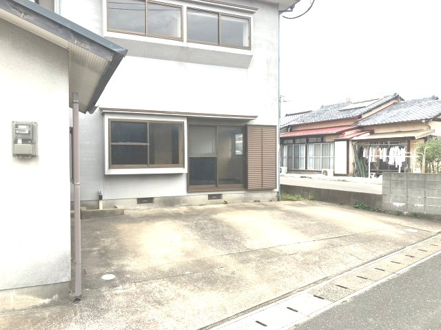 粕屋町内橋東１丁目戸建の駐車場|駐車場は現況で並列3台駐車可！離れを解体すれば駐車場スペースを拡張することも可能です。担当までお気軽にご相談ください。