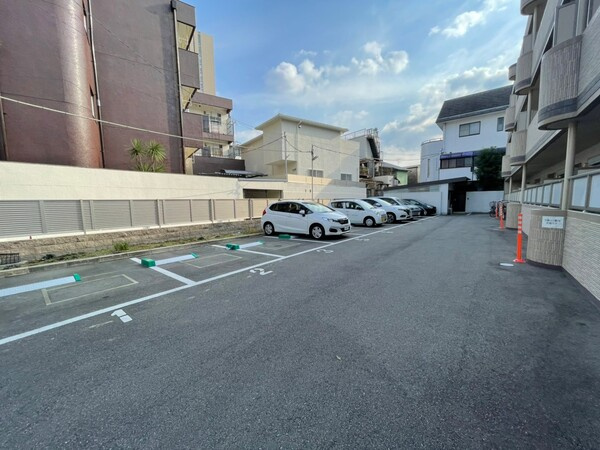 レヨマージュ長岡京の駐車場