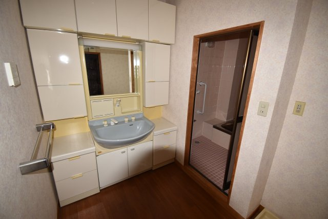 【独立洗面台】 | 新宿区百人町　賃貸併用住宅 | 山手線「新大久保」駅徒歩２分！総武線「大久保」駅も徒歩７分の賃貸併用住宅です♪商店街から一本入った南側公道に面した好立地！敷地約65坪・建物居住部分133.06㎡の６LDK！