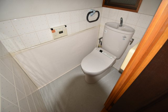 【トイレ】 | 新宿区百人町　賃貸併用住宅 | 山手線「新大久保」駅徒歩２分！総武線「大久保」駅も徒歩７分の賃貸併用住宅です♪商店街から一本入った南側公道に面した好立地！敷地約65坪・建物居住部分133.06㎡の６LDK！