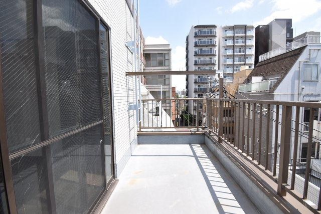 【バルコニー】 | 新宿区百人町　賃貸併用住宅 | 山手線「新大久保」駅徒歩２分！総武線「大久保」駅も徒歩７分の賃貸併用住宅です♪商店街から一本入った南側公道に面した好立地！敷地約65坪・建物居住部分133.06㎡の６LDK！