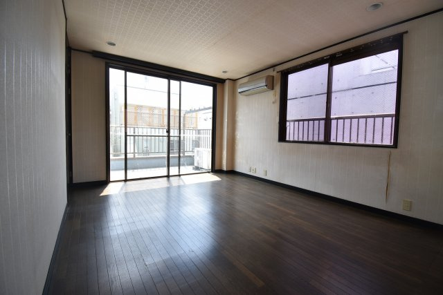 【洋室】 | 新宿区百人町　賃貸併用住宅 | 山手線「新大久保」駅徒歩２分！総武線「大久保」駅も徒歩７分の賃貸併用住宅です♪商店街から一本入った南側公道に面した好立地！敷地約65坪・建物居住部分133.06㎡の６LDK！