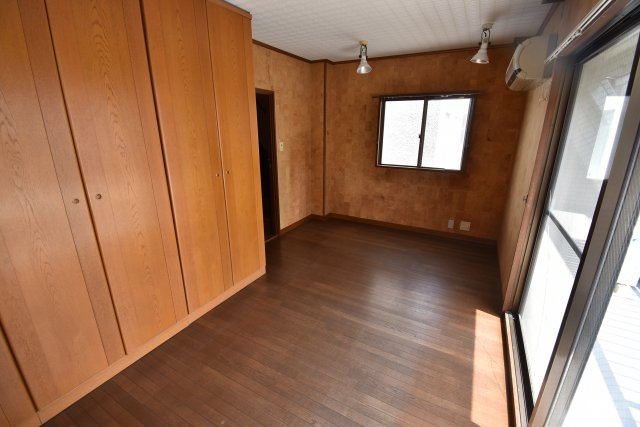 【洋室】 | 新宿区百人町　賃貸併用住宅 | 山手線「新大久保」駅徒歩２分！総武線「大久保」駅も徒歩７分の賃貸併用住宅です♪商店街から一本入った南側公道に面した好立地！敷地約65坪・建物居住部分133.06㎡の６LDK！