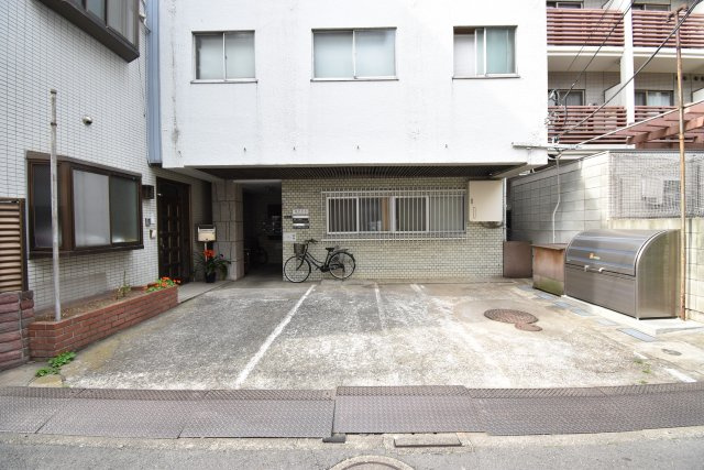 【前面道路含む現地写真】 | 新宿区百人町　賃貸併用住宅 | 山手線「新大久保」駅徒歩２分！総武線「大久保」駅も徒歩７分の賃貸併用住宅です♪商店街から一本入った南側公道に面した好立地！敷地約65坪・建物居住部分133.06㎡の６LDK！