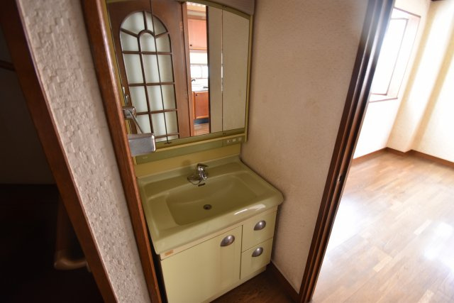 【独立洗面台】 | 新宿区百人町　賃貸併用住宅 | 山手線「新大久保」駅徒歩２分！総武線「大久保」駅も徒歩７分の賃貸併用住宅です♪商店街から一本入った南側公道に面した好立地！敷地約65坪・建物居住部分133.06㎡の６LDK！