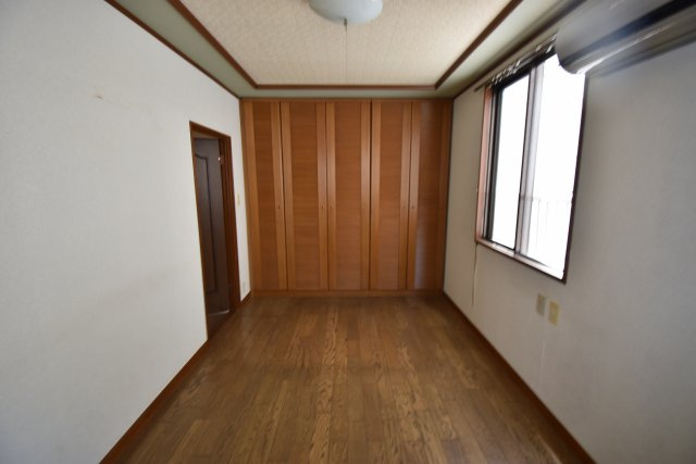 【洋室】 | 新宿区百人町　賃貸併用住宅 | 山手線「新大久保」駅徒歩２分！総武線「大久保」駅も徒歩７分の賃貸併用住宅です♪商店街から一本入った南側公道に面した好立地！敷地約65坪・建物居住部分133.06㎡の６LDK！