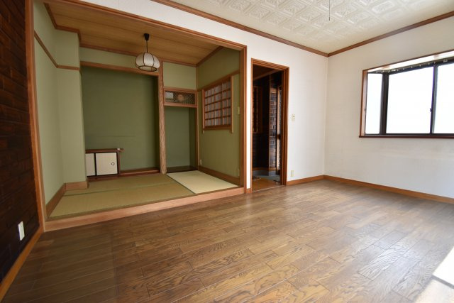 【和室】 | 新宿区百人町　賃貸併用住宅 | 山手線「新大久保」駅徒歩２分！総武線「大久保」駅も徒歩７分の賃貸併用住宅です♪商店街から一本入った南側公道に面した好立地！敷地約65坪・建物居住部分133.06㎡の６LDK！