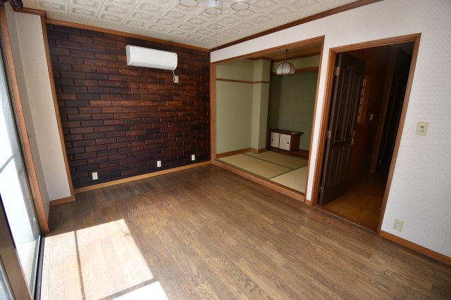 【洋室】 | 新宿区百人町　賃貸併用住宅 | 山手線「新大久保」駅徒歩２分！総武線「大久保」駅も徒歩７分の賃貸併用住宅です♪商店街から一本入った南側公道に面した好立地！敷地約65坪・建物居住部分133.06㎡の６LDK！