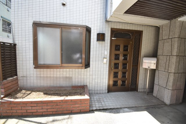 【玄関】 | 新宿区百人町　賃貸併用住宅 | 山手線「新大久保」駅徒歩２分！総武線「大久保」駅も徒歩７分の賃貸併用住宅です♪商店街から一本入った南側公道に面した好立地！敷地約65坪・建物居住部分133.06㎡の６LDK！
