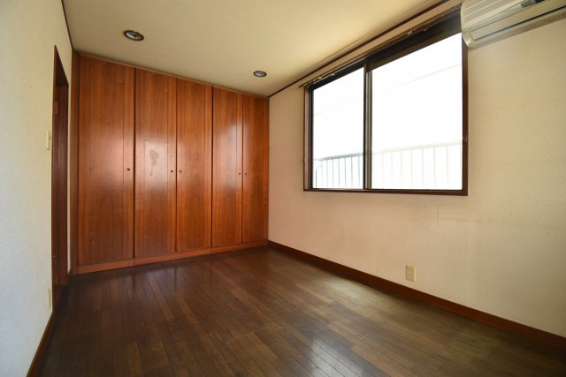 【洋室】 | 新宿区百人町　賃貸併用住宅 | 山手線「新大久保」駅徒歩２分！総武線「大久保」駅も徒歩７分の賃貸併用住宅です♪商店街から一本入った南側公道に面した好立地！敷地約65坪・建物居住部分133.06㎡の６LDK！