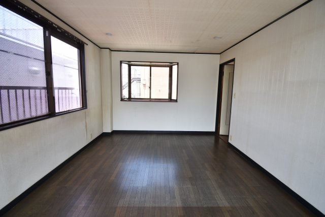 【洋室】 | 新宿区百人町　賃貸併用住宅 | 山手線「新大久保」駅徒歩２分！総武線「大久保」駅も徒歩７分の賃貸併用住宅です♪商店街から一本入った南側公道に面した好立地！敷地約65坪・建物居住部分133.06㎡の６LDK！