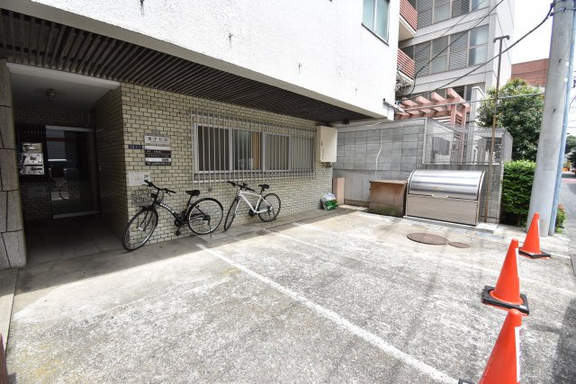 【駐車場】 | 新宿区百人町　賃貸併用住宅 | 山手線「新大久保」駅徒歩２分！総武線「大久保」駅も徒歩７分の賃貸併用住宅です♪商店街から一本入った南側公道に面した好立地！敷地約65坪・建物居住部分133.06㎡の６LDK！