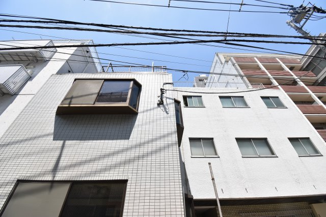 【外観】 | 新宿区百人町　賃貸併用住宅 | 山手線「新大久保」駅徒歩２分！総武線「大久保」駅も徒歩７分の賃貸併用住宅です♪商店街から一本入った南側公道に面した好立地！敷地約65坪・建物居住部分133.06㎡の６LDK！