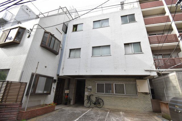 【外観】 | 新宿区百人町　賃貸併用住宅 | 山手線「新大久保」駅徒歩２分！総武線「大久保」駅も徒歩７分の賃貸併用住宅です♪商店街から一本入った南側公道に面した好立地！敷地約65坪・建物居住部分133.06㎡の６LDK！