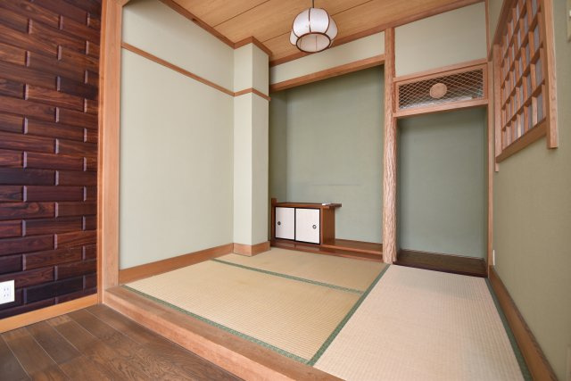 【和室】 | 新宿区百人町　賃貸併用住宅 | 山手線「新大久保」駅徒歩２分！総武線「大久保」駅も徒歩７分の賃貸併用住宅です♪商店街から一本入った南側公道に面した好立地！敷地約65坪・建物居住部分133.06㎡の６LDK！