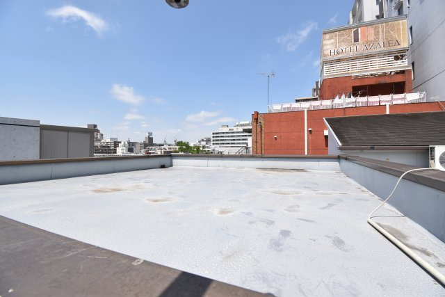 【バルコニー】 | 新宿区百人町　賃貸併用住宅 | 山手線「新大久保」駅徒歩２分！総武線「大久保」駅も徒歩７分の賃貸併用住宅です♪商店街から一本入った南側公道に面した好立地！敷地約65坪・建物居住部分133.06㎡の６LDK！