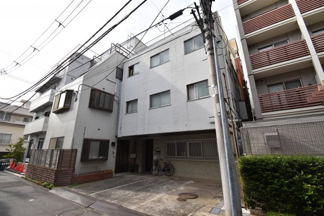 【外観】 | 新宿区百人町　賃貸併用住宅 | 山手線「新大久保」駅徒歩２分！総武線「大久保」駅も徒歩７分の賃貸併用住宅です♪商店街から一本入った南側公道に面した好立地！敷地約65坪・建物居住部分133.06㎡の６LDK！