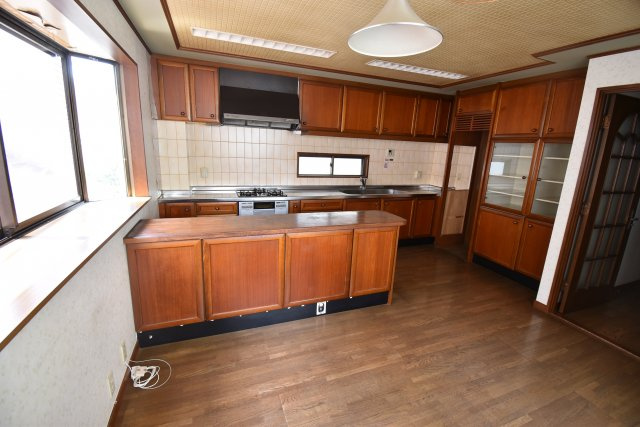 【居間・リビング】 | 新宿区百人町　賃貸併用住宅 | 山手線「新大久保」駅徒歩２分！総武線「大久保」駅も徒歩７分の賃貸併用住宅です♪商店街から一本入った南側公道に面した好立地！敷地約65坪・建物居住部分133.06㎡の６LDK！