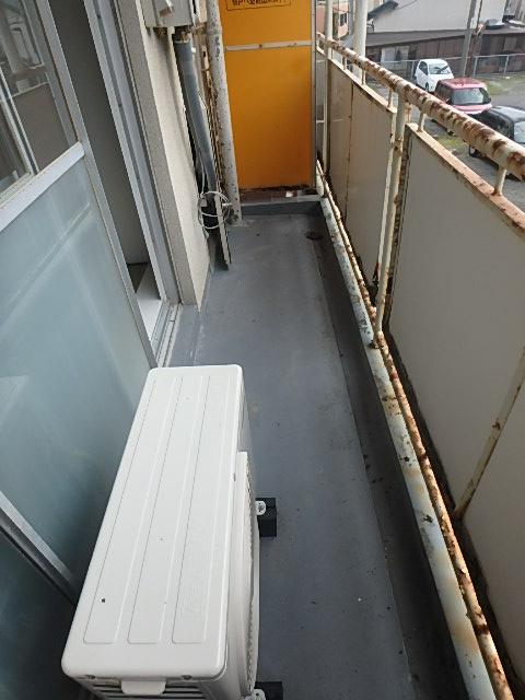 ビレッジハウス安倍1号棟のバルコニー|204の写真