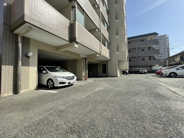 ライオンズマンション小頭町公園の駐車場