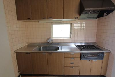 【キッチン】 | クイーンフィールド | ３口コンロのシステムキッチンです