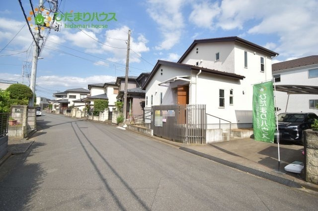 桶川市上日出谷　中古一戸建ての前面道路含む現地写真