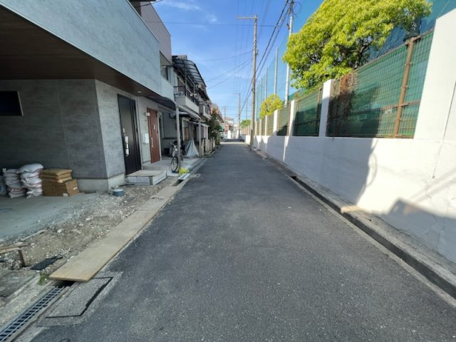 四條畷市雁屋北町　新築戸建ての前面道路含む現地写真