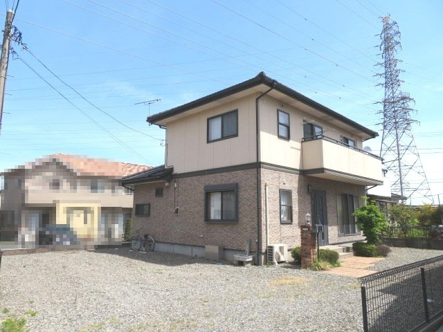 藤岡市中栗須　中古の外観|隣地との距離も保ちながらも綺麗な街並みに溶け込みました！
駐車スペースやお庭も十分に確保しています！