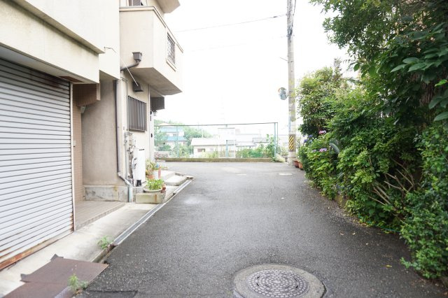 中古戸建　大東市寺川4丁目（昭和54年築）の前面道路含む現地写真
