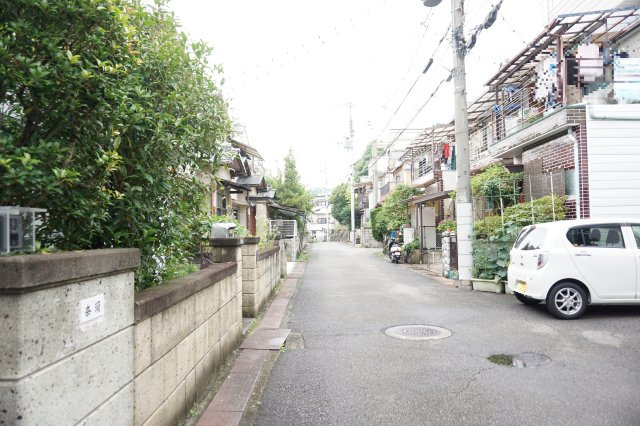 中古戸建　大東市寺川4丁目（昭和54年築）の前面道路含む現地写真