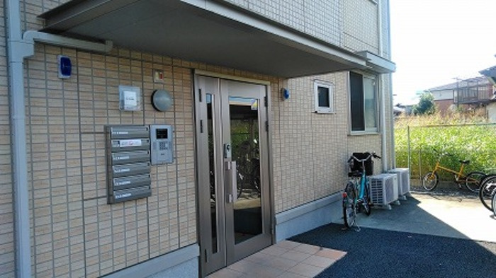 熊本市中央区八王寺町のアパートのエントランス