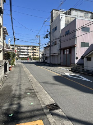【周辺】 | 三井鉄工　貸作業所・倉庫 | 前面道路の写真。幅員11ｍの公道に面します。